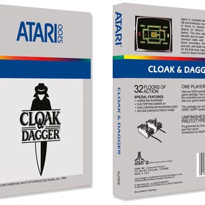 Könnte beinhalten: Atari 5200 Videospiel-Cartridge-Box für "Cloak & Dagger". Die Box ist grau mit einem blauen Streifen und einem bunten Streifen. Die Vorderseite zeigt ein schwarz-weißes Logo eines Spions mit einem Dolch. Die Rückseite enthält Spieldetails.