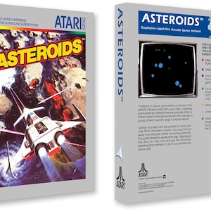 Könnte beinhalten: Eine Vintage-Spielkassette für Atari 5200 für das Spiel Asteroids. Die Schachtel ist weiß mit einem blauen und roten Design. Die Vorderseite der Schachtel zeigt ein Raumschiff, das durch den Weltraum fliegt. Die Rückseite der Schachtel enthält eine Beschreibung des Spiels und seiner Funktionen.