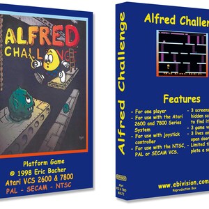 Könnte beinhalten: Eine blaue Box mit dem Text "Alfred Challenge" auf der Vorderseite. Die Box zeigt einen Comic-Charakter namens Alfred, ein grünes Monster und einen Screenshot des Spiels. Die Rückseite der Box listet die Funktionen des Spiels auf, darunter die Anzahl der Bildschirme, Spielvarianten und Leben. Die Box ist für die Atari 2600 und 7800 Videospielkonsolen.