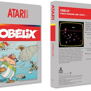 Może przedstawiać: Oryginalne pudełko na kartridż gry Atari 2600 z postacią z komiksu Obelixa z serii Asterix. Pudełko jest szare z czerwonymi i białymi akcentami. Na przodzie pudełka znajduje się rysunek Obelixa rzucającego dużym kamieniem. Na odwrocie pudełka znajduje się opis gry i instrukcje gry. Gra nosi tytuł "Obelix: Ci Rzymianie Są Szaleni..."