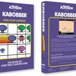 Könnte beinhalten: Eine violette Box mit gelbem und orangefarbenem Rand. Auf der Vorderseite der Box steht in weißen Buchstaben "ACTIVISION PRESENTS KABOBBER VIDEO GAME CARTRIDGE". Die Rückseite der Box enthält eine Beschreibung des Spiels und Anweisungen zur Verwendung. Das Spiel ist für das Atari Video Computer System.