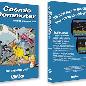 Può includere: Una scatola blu con una copertina di videogioco retrò per Cosmic Commuter per Atari 2600. La copertina presenta un'illustrazione di un cartone animato di una persona in una tuta gialla che guida un'astronave. Il testo "Cosmic Commuter" è in grandi lettere bianche. Il retro della scatola contiene una descrizione del gioco e uno screenshot.