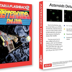 Può includere: Una scatola di cartuccia di gioco Atari Flashback 2 rossa e nera con una navicella spaziale e asteroidi sul davanti. Il retro della scatola contiene una descrizione del gioco Asteroids Deluxe, un classico gioco arcade.