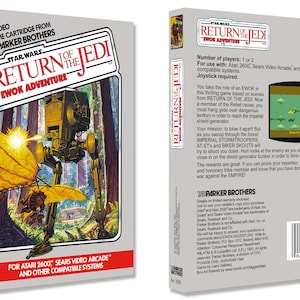 Może przedstawiać: Oryginalne pudełko na kartridż do gry wideo Atari 2600 z grą Star Wars: Powrót Jedi - Przygoda Ewoków. Grafika na pudełku przedstawia Ewoka jadącego na szybowcu i strzelającego do chodźca AT-ST w lesie. Pudełko zawiera tytuł gry 'Star Wars: Powrót Jedi - Przygoda Ewoków' oraz logo Parker Brothers.