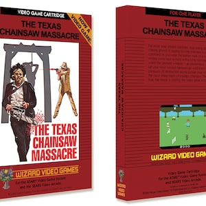 Könnte beinhalten: Eine rote und weiße Videospiel-Kartuschenbox für das Videospiel Texas Chainsaw Massacre. Die Vorderseite der Box zeigt ein Foto von Leatherface, der eine Kettensäge hält, und einen Mann mit einer Waffe. Die Rückseite der Box zeigt einen Screenshot des Spiels und eine Beschreibung des Spiels.