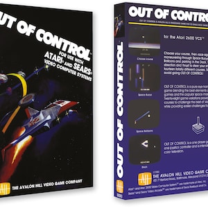 Pode incluir: Uma caixa azul e roxa com o título "Out of Control" para o videogame Atari 2600 VCS. A caixa apresenta uma nave espacial voando pelo espaço com um rastro de fogo. A parte de trás da caixa tem uma descrição do jogo e instruções para jogar.
