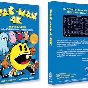 Könnte beinhalten: Eine blaue und gelbe Schachtel mit einem Pac-Man 4K-Spielprogramm für das Atari 2600 Video Computer System. Die Schachtel zeigt ein Cartoon-Bild von Pac-Man, der rennt, und ein Labyrinth mit Geistern. Die Rückseite der Schachtel zeigt einen Screenshot des Spiels und Details zum Spiel.