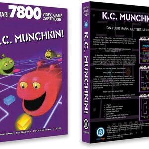 Könnte beinhalten: Eine violette Atari 7800 Videospiel-Kartuschenbox mit einer grünen und pinken Comicfigur auf der Vorderseite. Die Rückseite der Box zeigt den Spieltitel "K.C. Munchkin!" und Anweisungen, wie man das Spiel spielt. Das Spiel wurde von Robert DeCrescenzo programmiert und ist urheberrechtlich geschützt 2014.