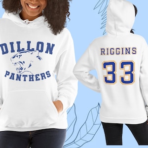 Könnte beinhalten: Weißer Hoodie mit blauem Text und einer Panthergrafik auf der Vorderseite. Die Rückseite des Hoodies hat blauen Text, der "RIGGINS 33" in Gelb sagt.