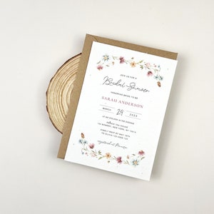 Wildblumen Brautparty-Einladung, Gänseblümchen und Mohn, recycelte Karten, gedruckte Hochzeitseinladung mit Umschlag