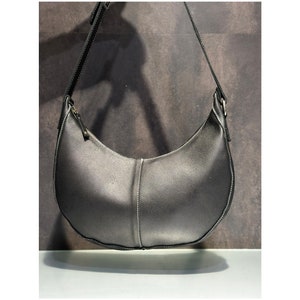 Sac à bandoulière noir en cuir demi-lune fait main vintage, sac messager pour femme, petit sac à main élégant pour tous les jours avec bandoulière réglable