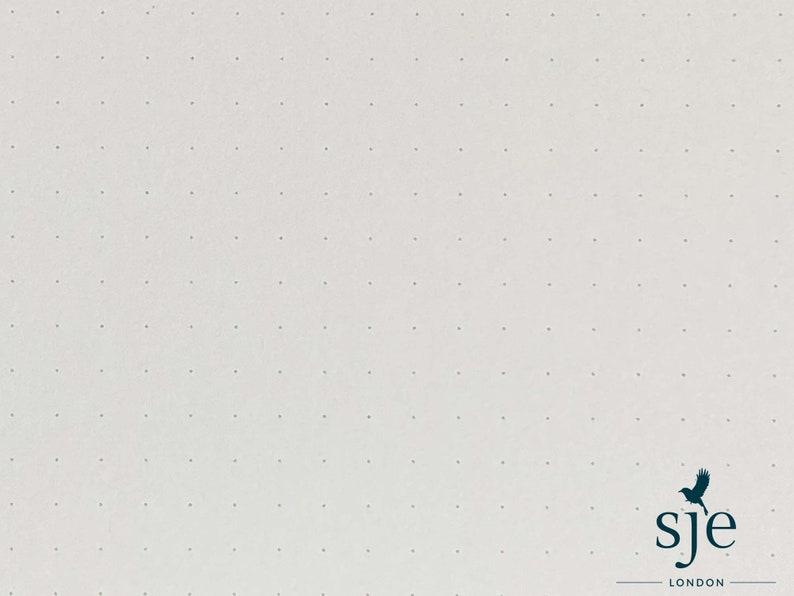 Puede incluir: Una hoja de papel blanca con un patr&oacute;n de puntos. El papel tiene un logotipo en la esquina inferior derecha que dice "sje LONDON".