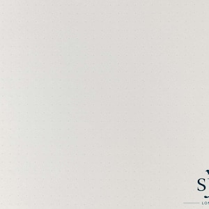 Puede incluir: Un cuaderno blanco con puntos, con una encuadernaci&oacute;n negra y un logotipo de p&aacute;jaro negro que dice "sje london".