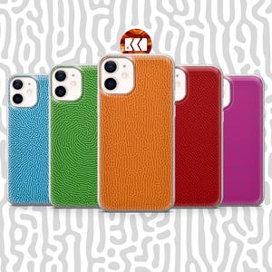 Puede incluir: Cinco fundas de teléfono diferentes con un patrón abstracto colorido. Las fundas son todas transparentes y muestran el objetivo de la cámara del teléfono. Los patrones son en tonos de azul, verde, naranja, rojo y morado.