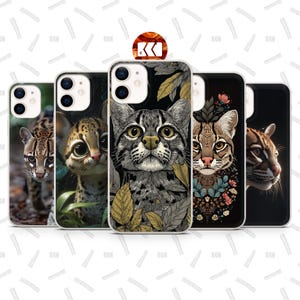 Può includere: Una collezione di cinque custodie per telefono con illustrazioni dettagliate di vari gatti selvatici. Le custodie presentano diverse specie di gatti con motivi e colori unici, su sfondi naturali. Le custodie sono progettate per uno smartphone.