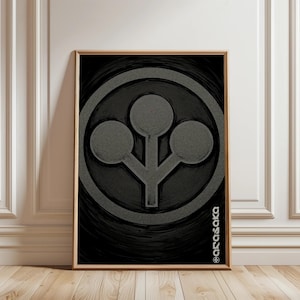 Könnte beinhalten: Ein gerahmter vertikaler Wandkunstdruck mit einem dunkelgrauen kreisförmigen Emblem mit drei verbundenen Kreisen innerhalb eines größeren Rings. Der Hintergrund ist schwarz mit subtilen kreisförmigen Pinselstrichstrukturen. Der Text AKASAKA ist vertikal in Weiß gedruckt.