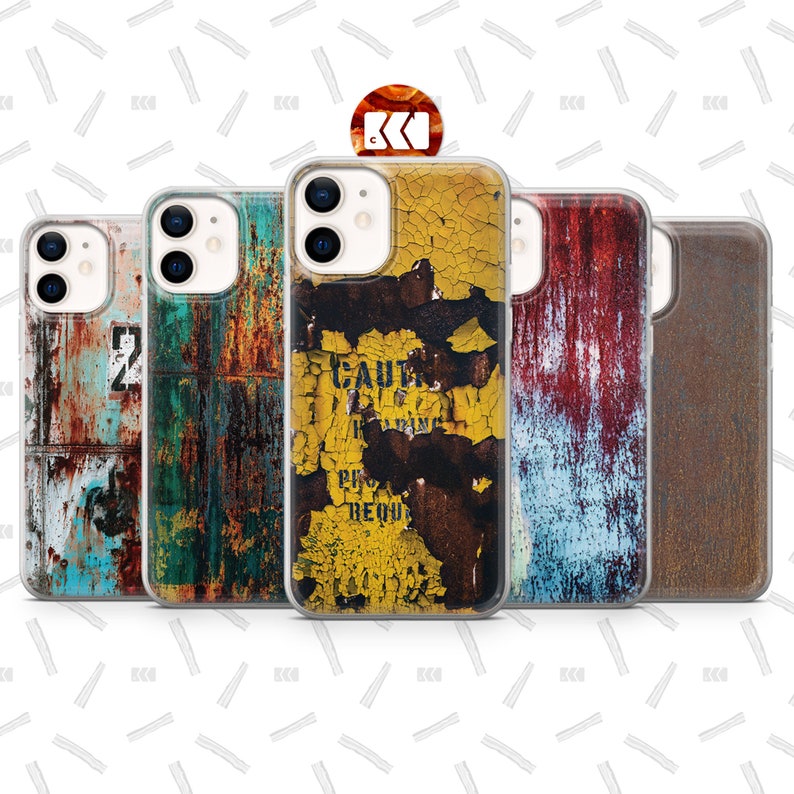 K&ouml;nnte beinhalten: Satz von f&uuml;nf Handyh&uuml;llen mit verschiedenen abstrakten Designs mit rissiger Farbe und Rost. Die Designs umfassen die Farben Gelb, Rot, Blau, Braun und Gr&uuml;n.