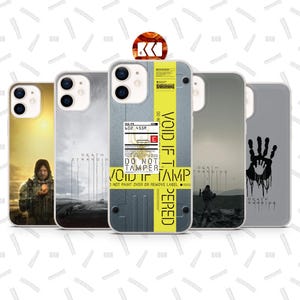 Könnte beinhalten: Fünf Smartphone-Hüllen mit Death Stranding-Motiven. Eine Hülle ist gelb und grau mit dem Text 'VOID IF TAMPERED'. Andere zeigen eine Figur, eine Landschaft und einen schwarzen Handabdruck. Jede Hülle hat einen Ausschnitt für die Doppelkamera.