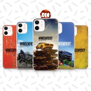Peut inclure: Cinq coques de téléphone avec le texte "WRECKFEST DRIVE HARD DIE LAST". Les coques sont rouges, bleues et jaunes. Les motifs montrent des images de voitures. Les coques sont conçues pour un téléphone portable.