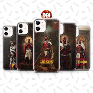 Puede incluir: Conjunto de cinco fundas para teléfono que presentan una representación humorística de Deadpool como Jesús. Las fundas presentan diferentes imágenes de Deadpool en un entorno religioso, con el texto "Marvel Jesus" en una funda y "Blessing Ain't New For Me" en otra.