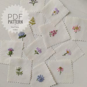 Puede incluir: Una colección de pequeños cuadrados de tela blanca, cada uno bordado con un diseño floral colorido diferente. El bordado incluye varias flores y follaje en tonos morados, rosas, verdes y azules. También se ve el texto "PDF PATTERN + YouTube video".
