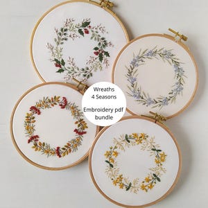 Puede incluir: Cuatro coronas de flores bordadas en aros, cada una con un diseño floral diferente. Las coronas están en los colores de las cuatro estaciones: verde y rojo para el invierno, azul para la primavera, amarillo para el verano y naranja y marrón para el otoño. El texto "Wreaths 4 Seasons Embroidery pdf bundle" es visible en el centro de la imagen.