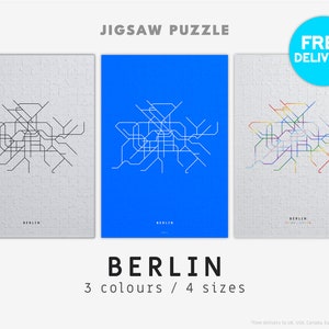 Puede incluir: Un rompecabezas con un mapa del sistema de metro de Berlín. El rompecabezas está disponible en tres colores: blanco, azul y una versión multicolor. El texto "JIGSAW PUZZLE" y "BERLIN" se muestra encima del rompecabezas. El texto "FREE DELIVERY" se muestra en un círculo rojo en la esquina superior derecha de la imagen.