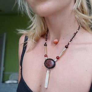 Collier aus Makramee und natürlichen Steinen, roter Jaspis und weißer Spitze