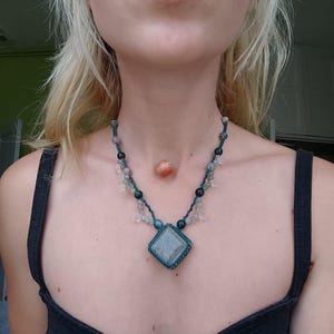 Collier en macramé et pierres naturelles, Préhnite carrée et perles jaspe bleu/vert