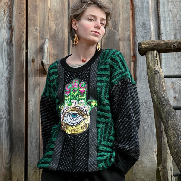 Pull en laine unisexe upcyclé vert, gris et noir motif central main de fatma
