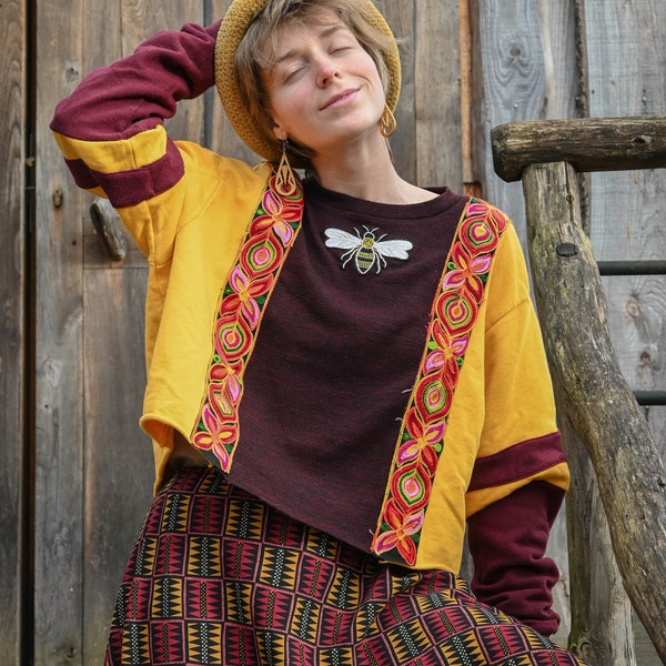 Pull court en laine et coton upcyclé jaune et rouge avec motif d'abeille et bandes de passementerie vintage