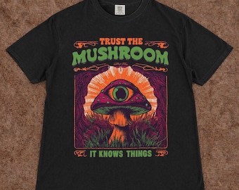 Camiseta "Confía en el hongo, sabe cosas", camiseta psicodélica con estampado de hongos, camiseta con estampado cottagecore de bruja, regalo unisex para amantes de la naturaleza y los viajes psicodélicos.