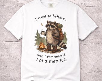 Ik probeerde me te gedragen toen ik me herinnerde ik ben een bedreiging Raccoon Backpacker T-shirt | Kampeerhumor