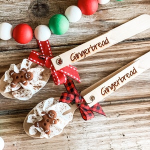 Festlicher Lebkuchen-Holzlöffel für Weihnachten abgestuftes Tablett-Dekor - Feiertags-dekorativer Faux-Küchenakzent