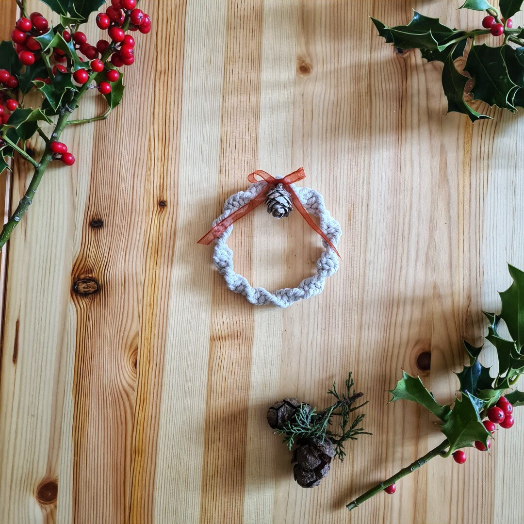 Couronne en Macramé et Pomme de Pin