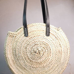 Runde Strohtasche mit Lederriemen