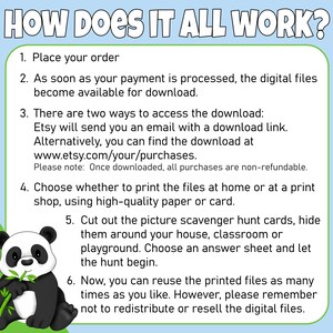 Op de afbeelding: Een lichtblauwe en groene illustratie met een pandabeer die een bamboescheut vasthoudt. De tekst "HOW DOES IT ALL WORK?" staat bovenaan de afbeelding. De tekst hieronder legt uit hoe je een foto-speurtocht kunt downloaden en afdrukken.
