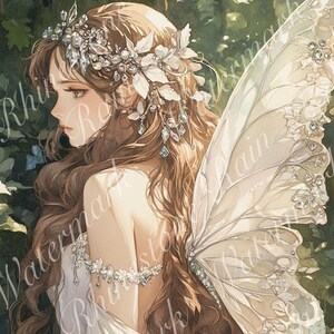 Op de afbeelding: Een digitale schildering van een fee met lang bruin haar, gekleed in een witte jurk en een kroon van bloemen en juwelen. Ze heeft grote, delicate vleugels met een wit en zilveren patroon. De achtergrond is een wazig groen bos.