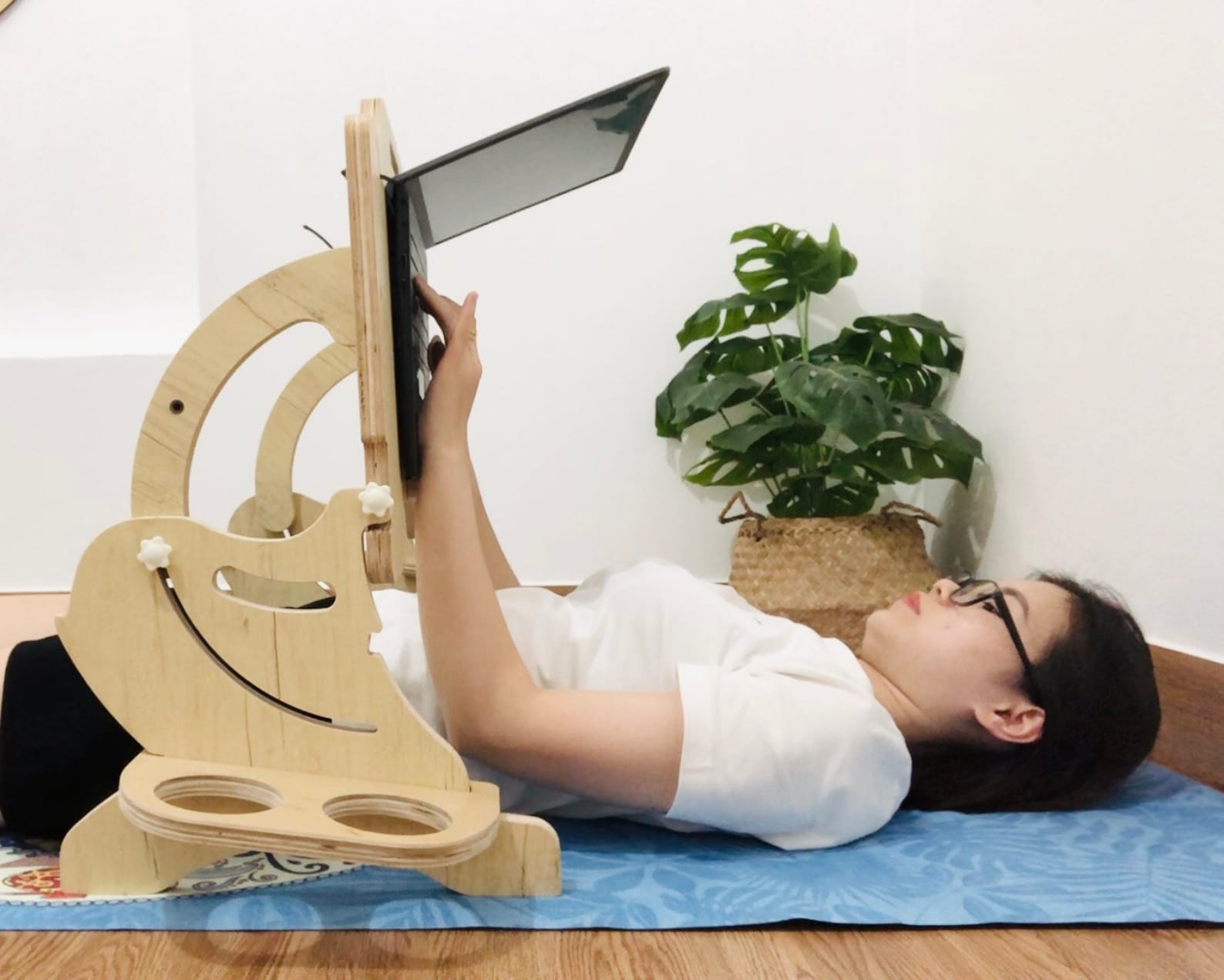 Laptop Desk Designed for Lying Down Sitting Posture, Helping to Relax ...