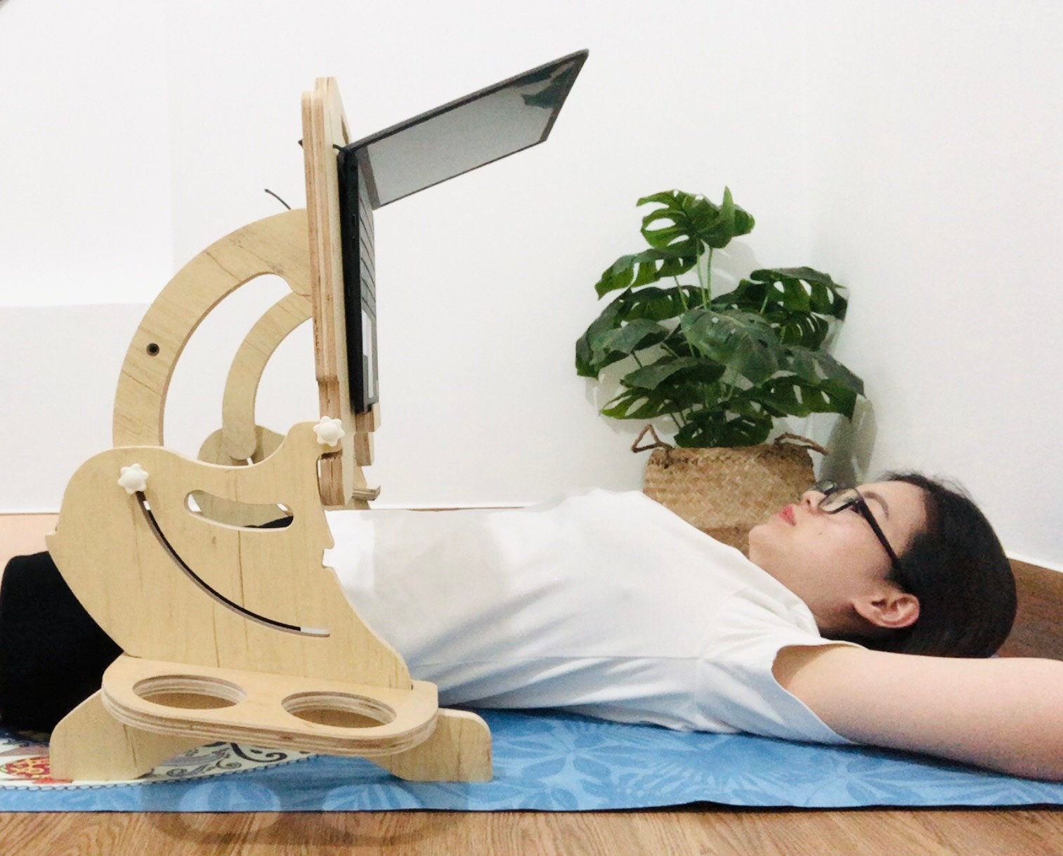 Laptop holder for lying down discount