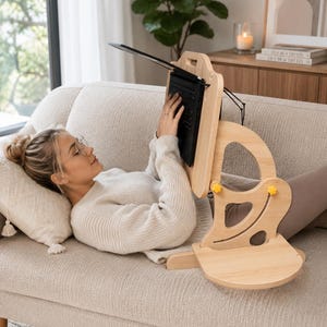 Supporto per laptop per una posizione comoda da sdraiati o seduti, allevia la tensione al collo e alla schiena. Versatile supporto per laptop utilizzabile a letto, sul divano o sul pavimento. Nuova versione.