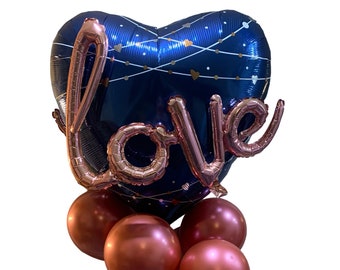 Ramo de 5 globos gigantes azul marino con forma de corazón.