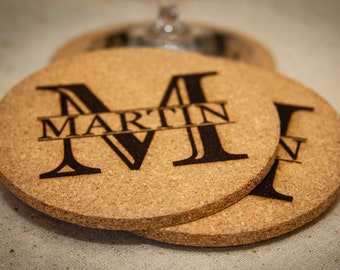 Op de afbeelding: Set van drie kurken onderzetters met een gepersonaliseerde initial en naam. De onderzetters hebben een grote "M" met de naam "MARTIN" eronder.