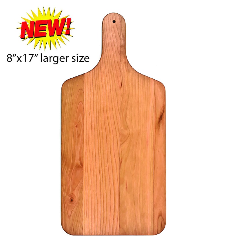 Op de afbeelding: Een groot, rechthoekig houten snijplank met een handvat. De plank is gemaakt van lichtbruin hout en heeft een glad oppervlak. Het handvat is bevestigd aan de bovenkant van de plank en is gevormd als een traan. De plank meet 20,3 cm bij 43,2 cm.