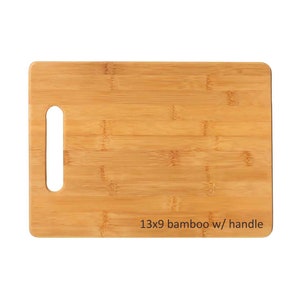 Op de afbeelding: Een rechthoekig bruin bamboe snijplank met een handvat. De plank is 33x23 cm groot en heeft de tekst "13x9 bamboo w/ handle" onderaan.
