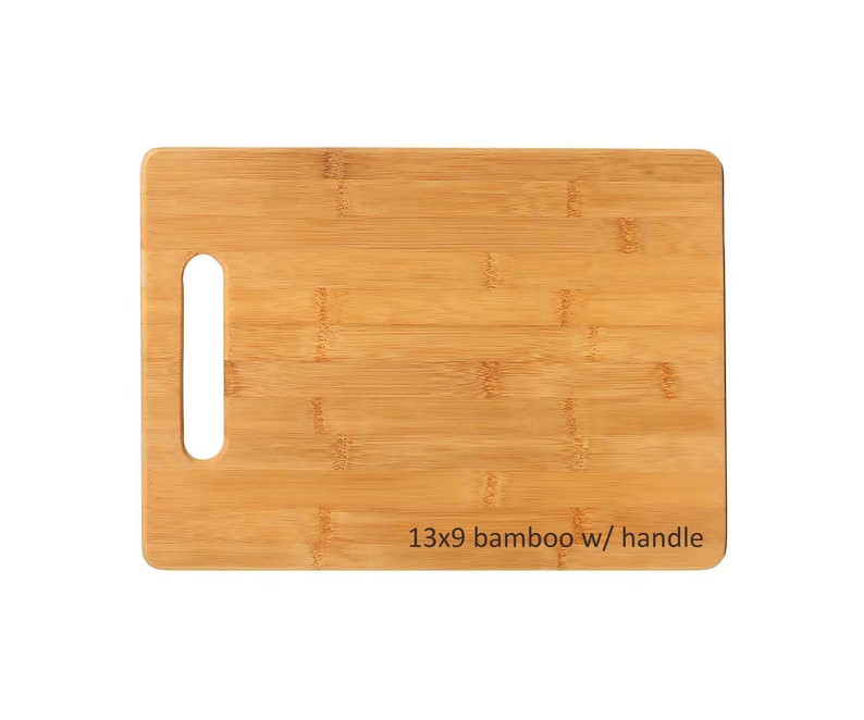 Op de afbeelding: Een rechthoekig bruin bamboe snijplank met een handvat. De plank is 33x23 cm groot en heeft de tekst "13x9 bamboo w/ handle" onderaan.