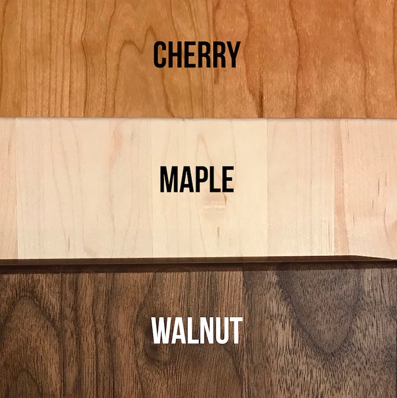 Op de afbeelding: Close-up van drie houtstalen met de labels "Cherry", "Maple" en "Walnut". De houtstalen zijn verticaal gerangschikt, met cherry bovenaan, maple in het midden en walnut onderaan.