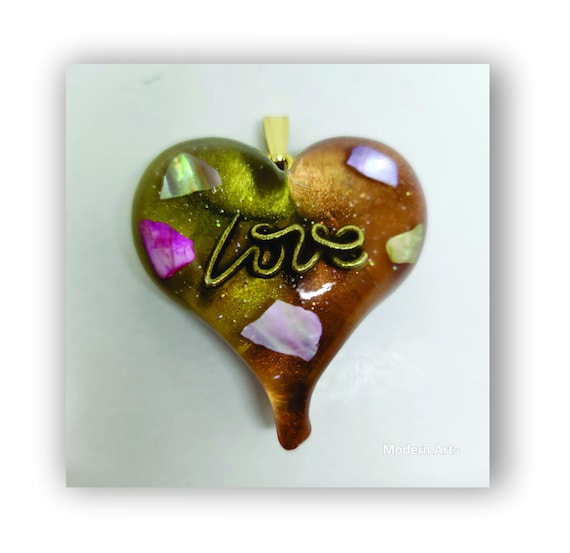 Handmade jewelry heart shape resin artistic necklace.