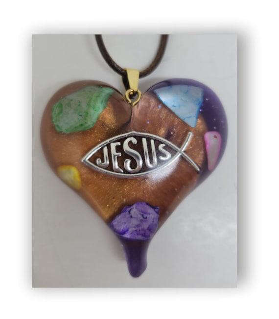 Handmade jewelry heart shape resin artistic necklace.