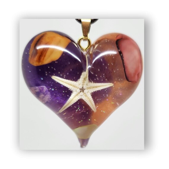 Handmade jewelry heart shape resin artistic necklace.
